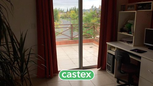 Casa A La Venta, Al Lago, Con Increíble Espejo De Agua En El Barrio Los Castores. Nordelta.