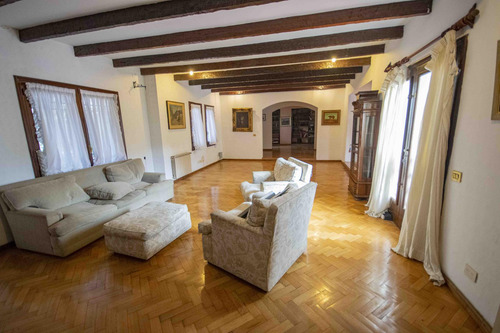 Casa De 5 Ambientes Escritorio, Playroom Y Dependencia De Servicio En Venta, En La Lucila.