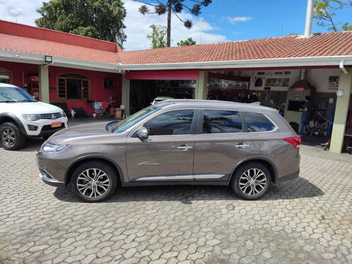 Imagem 5 de 15 de Mitsubishi Outlander 4x4-at 3.0 V-6 4p 2018