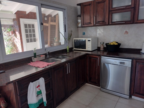 Casa Impecable Estado En Country, Desarrollada En 2 Plantas Con Piscina. Terreno 800 M2.