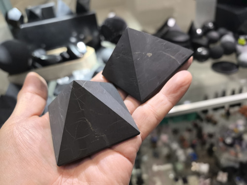 Piedra Shungite Semipreciosa Karelia Pirámide 150g Negro