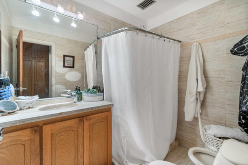Venta Casa 3 Dormitorios + Servicio Completo En Pocitos, Cochera.