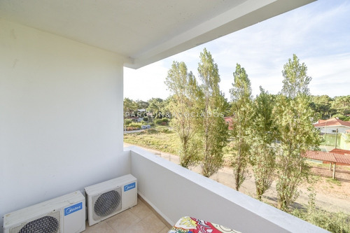 Excelente Apartamento De Tres Dormitorios Frente Al Mar - Punta Del Este- Ref: 2701