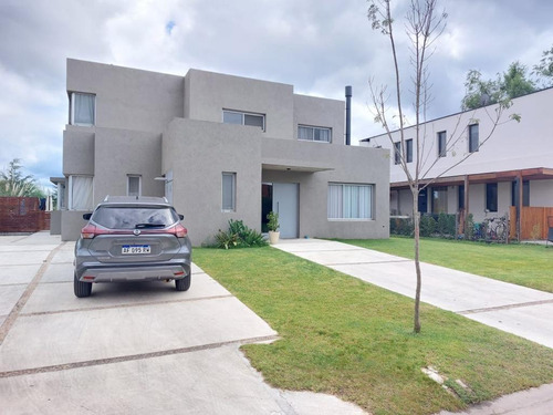 Casa En Venta 3 Dorm. En El Barrio Barbarita