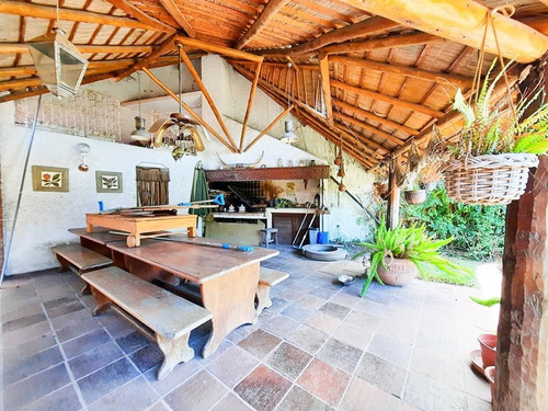 Casa 5 Dormitorios En Carrasco. Piscina. Parrillero. Chalet.