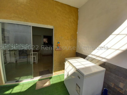 Edgar Centeno, Profesional Inmobiliario Vende Townhouse En Urbanizacion Monte Carmelo San Diego #22-15843