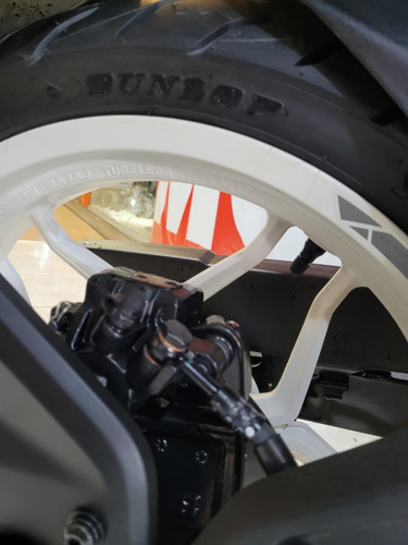 Imagen 10 de 20 de Bajaj Rouser 200 Ns Dunlop 0km
