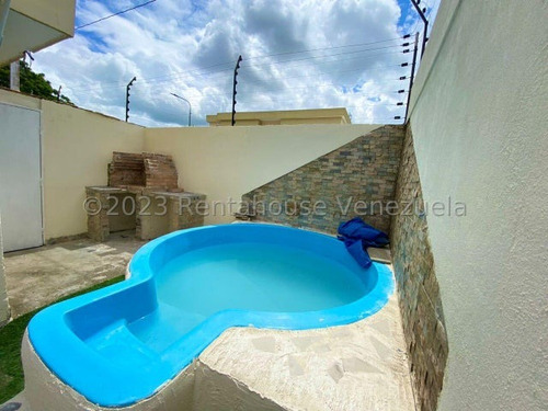 Renta- House Vip Group Vende Casas En Cabudare Lara Trapiche Villas Impecable Townhouse Multifamiliar, Con Diseno Estructural Moderno, Ubicado En Uno De Los Urbanismos Mas Prestigiosos Y Seguros..