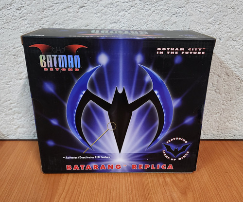 Neca Replica: Batman Beyond Batarang Blue Con Luz Proplica