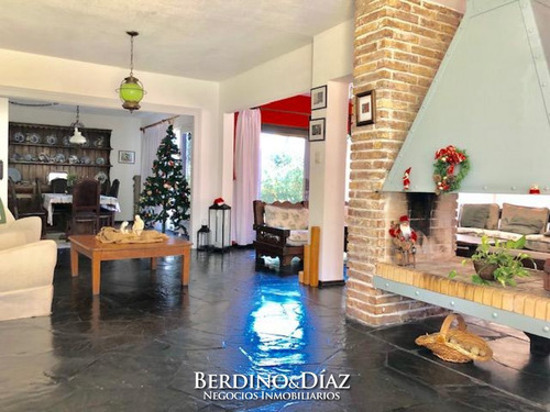 Espectacular Casa En Venta Ideal Para Vivir Todo El Año Con Una Ubicacion Inmejorable A Solo Cuadras De Playa Mansa- Ref: 112