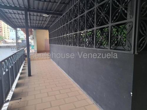 María Martínez Te Ofrece En Alquiler Este Espacioso Local Comercial Al Este De Barquisimeto, Piso De Granito, Área De Cocina, Ideal Para Centro Médico, Estético, Oficinas, Seguridad 24/7.