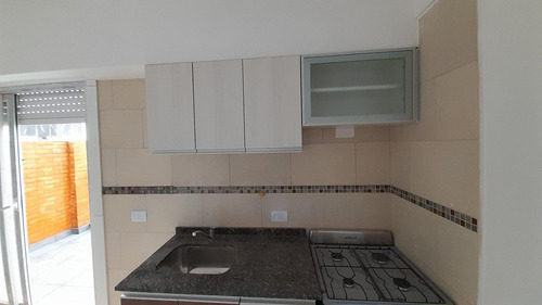 Departamento De Tres Ambientes Con Cochera En Almagro.