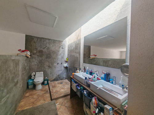 Casa Semi Nueva De 1 Nivel Iluminada Con Amplios Espacios Sobre Calle Principal Con 175 Mts De Jardin Frontal