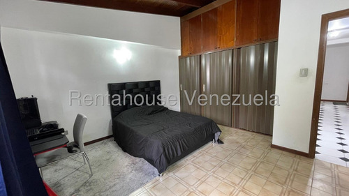 Cómoda Y Acogedora Casa De Múltiples Niveles En Venta Ubicada En La Trinidad 25-17807