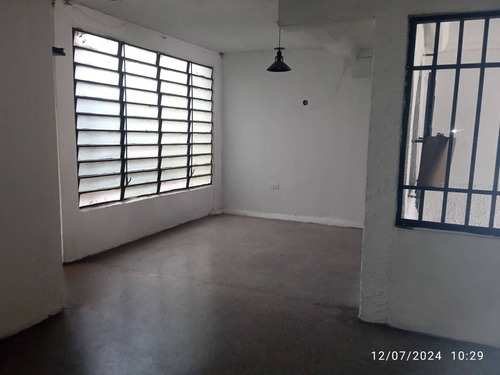 Rivero Bienes Raíces Promociona Y Vende Casa De Dos Niveles En La Urb. Girardot