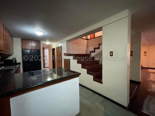 Casa En Venta Maracay Urb Andres Bello Con Piscina Y Parrillera En Buenas Condiciones Zona Norte Kg:24-24527