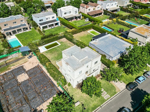 Imagen 2 de 30 de Casa De 4 Dormitorios En Venta En La Comarca De Excelente Calidad