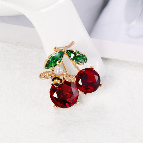 Broche N Fashion Crystal Cherry, Ropa Generosa Y Versátil