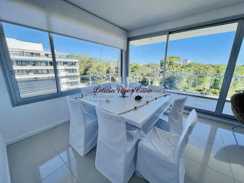 Venta Apartamento De 3 Dormitorios En Playa Mansa.