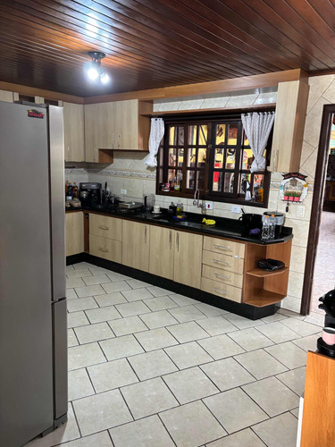 Casa A Venda Com 4 Quartos E 1.300m2 Em São José Dos Pinhais