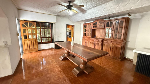 Vivienda Multifamiliar Con Dos Casas Y Un Galpón En Un Amplio Terreno En Billinghurst