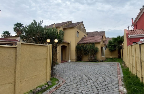 Casa Remodelada Con Piscina (5d-3b) - Formentera, Quilicura