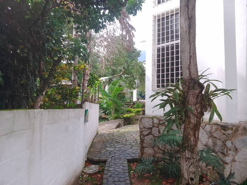 Imagen 13 de 21 de Rivero Bienes Raíces Vende Amplia Propiedad En La Urb El Piñal / 04124959888