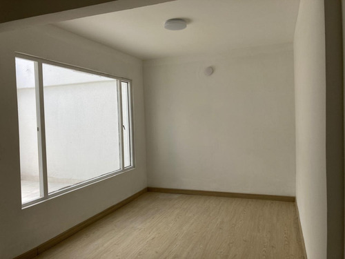 Casa De Dos Niveles Ubicada En Un Buen Sector Residencial