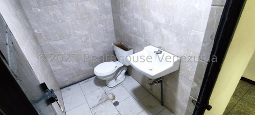 Local Comercial En Venta En Las Mercedes Cabudare Consta De 3 Locales En Uno Con Maravillosa Distribución, Área De Cocina, Oficina Y Un Baño Gabriela C.