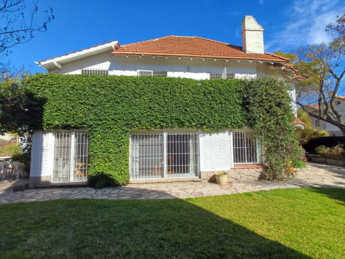 Divina Casa En La Lucila, 4 Dormitorios, Jardin, Pileta