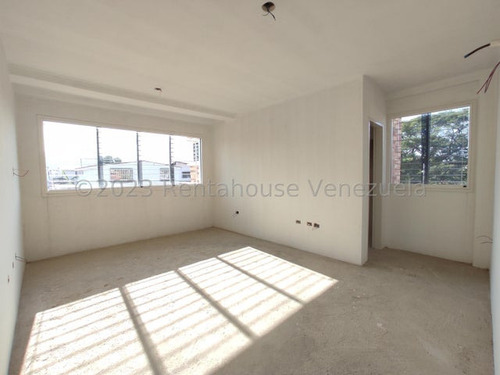 Townhouse En Obra Gris En Urb Andres Bello Maracay, Financiamiento Disponible. 23-18761 More
