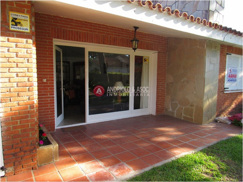 Chalet Típico De Punta Del Este, A 4 Cuadras De Playa Mansa- Ref: 6448