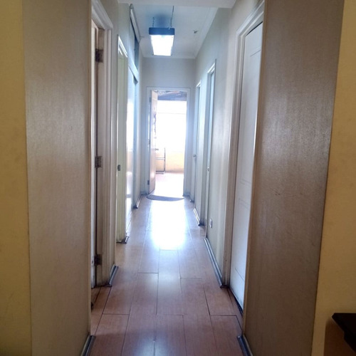 En Un Gran Edificio De Oficinas
