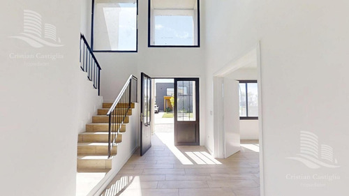 Venta- Casa De 6 Ambientes- Galería, Jardín En Laguna Grande, Villa Nueva