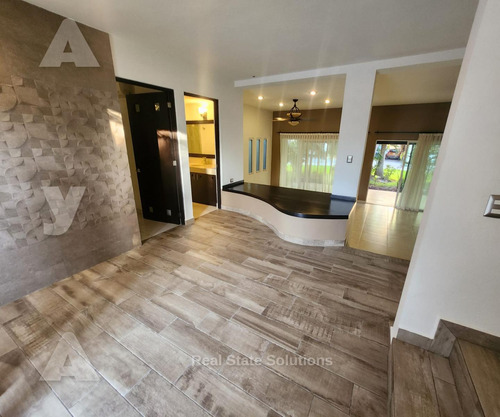 Casa En Venta, 4 Recámaras, 2 Niveles, La Vista, El Table, C