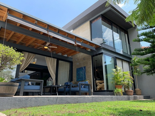 Casa En Venta En Villas Del Mesón