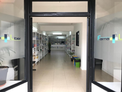 Imagen 2 de 9 de Local Refaccionado Con Importantes Dimensiones En Excelente Zona Comercial