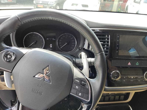 Imagem 10 de 15 de Mitsubishi Outlander 4x4-at 3.0 V-6 4p 2018