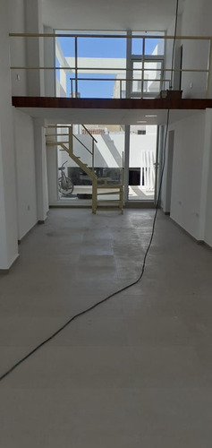 Imagen 2 de 10 de Venta Local A Estrenar Macrocentro Con Cochera Y Patio