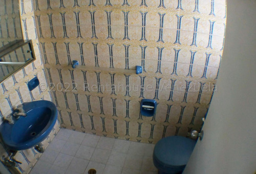 Boleíta Norte !! Fabuloso Local Comercial, 348 M2, Amplias Oficinas, 4 Baños, Espectacularmente Mantenido, Fachada De Ladrillos, 7 Puestos De Estacionamiento.