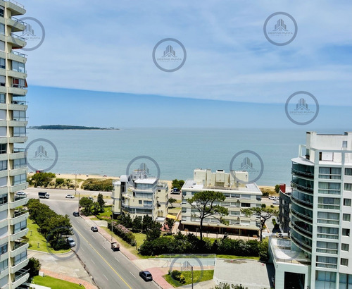 Alquiler Anual, Apartamento De 3 Dormitorios En Playa Mansa Con Vista Al Mar