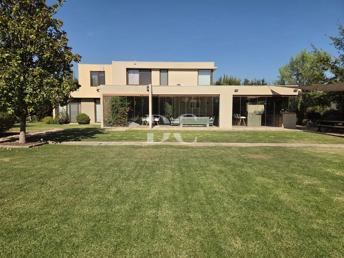 Casa En Venta 4 Dorm Colegio Pioneros Chicureo Centro Colina