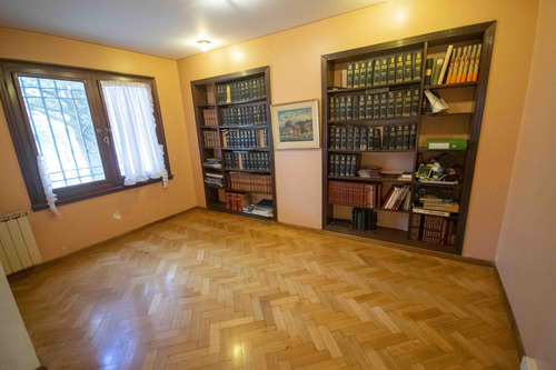 Casa De 5 Ambientes Escritorio, Playroom Y Dependencia De Servicio En Venta, En La Lucila.