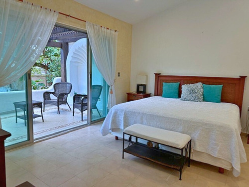 Casa Con Alberca Y Jacuzzi, En Residencial Privado, Venta Playa Del Carmen.