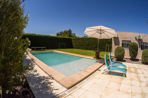Venta ! Casa Con Pileta En Barrio Las Acequias