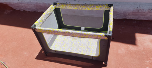 Cuna Cama Portable Con Base Firme Verde (Usado)
