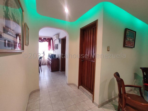 Gjg 25-10982 Vende Espacioso Apartamento 133 Mts2 Urb San Isidro Maracay