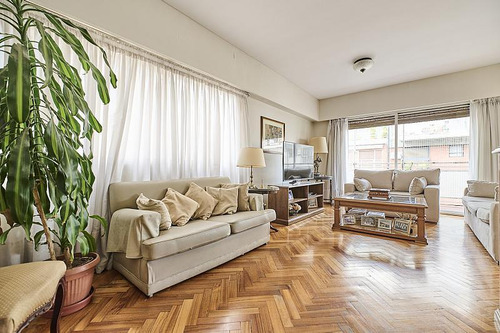 Piso De Cuatro Ambientes Con Cochera En Barrio Norte