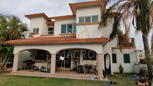 Casa En Venta En Lomas De Cocoyoc Con Acabados De Lujo, Alberca Y Jardín Apta A Créditos