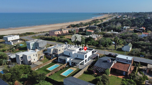 Casa En Venta A 50 Metros De La Playa. Piriápolis - Punta Colorada. Piscina 3 Dormitorios, 3 Baños